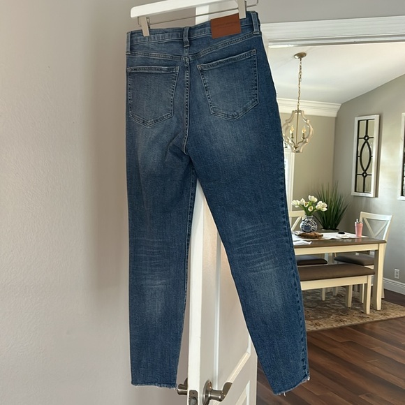 Lucky brand skinny jeans. Can fit a size 4 too. Like new, smoke-free, pet free - Picture 6 of 6
